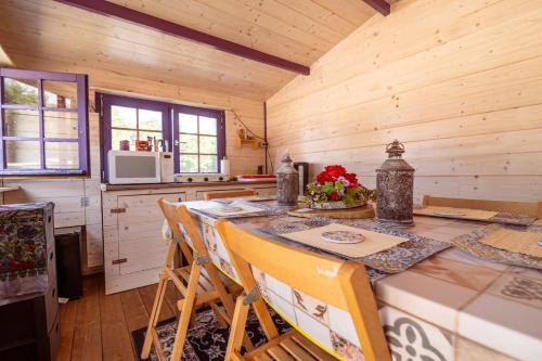 a kitchen with a table and chairs in a cabin at Agricampeggio Equinox in Carpignano Sesia