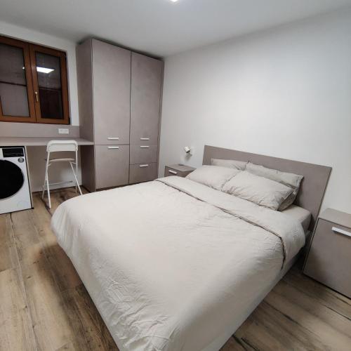 une chambre avec un grand lit blanc et une cuisine dans l'établissement Appartement avec jacuzzi, à Villiers-sur-Orge