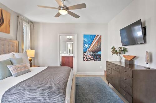 Katil atau katil-katil dalam bilik di Downtown w Rooftop Deck 4 Bedrooms 3 Baths