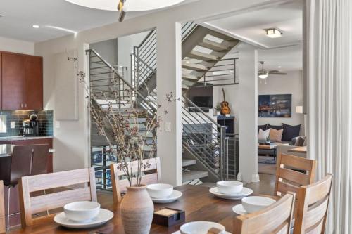 Kemudahan buat kopi dan teh di Downtown w Rooftop Deck 4 Bedrooms 3 Baths