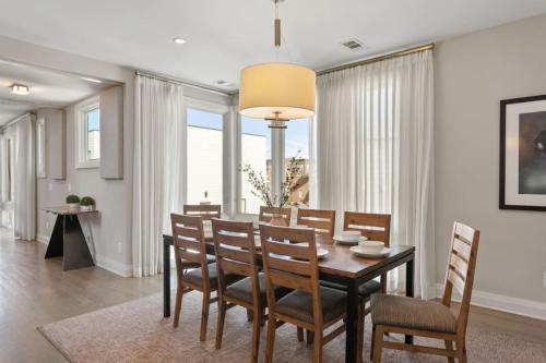 Ruang duduk di Downtown w Rooftop Deck 4 Bedrooms 3 Baths