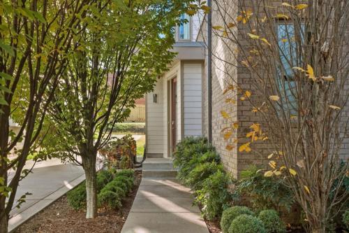Taman di luar Downtown w Rooftop Deck 4 Bedrooms 3 Baths
