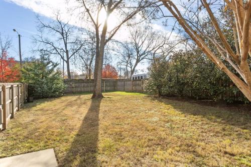 Taman di luar Downtown w Rooftop Deck 4 Bedrooms 3 Baths