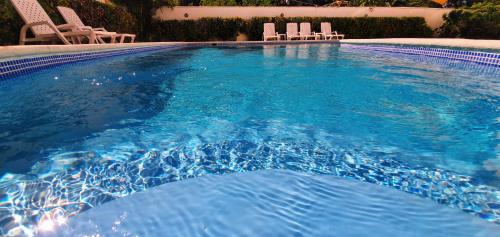 Bazén v ubytování Costambar Beachside Serviced Apartment with Pool no1 nebo v jeho okolí