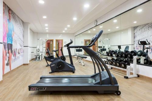 a gym with a treadmill and exercise equipment in it at Hotel Zentral León in León