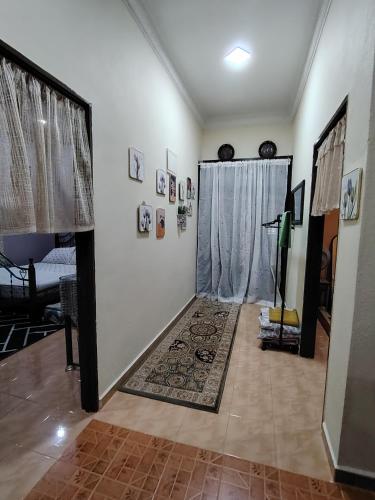 Letto o letti in una camera di Sri MaLati Homestay and Event Space