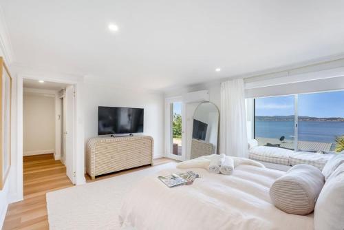 Postel nebo postele na pokoji v ubytování Waterfront luxe- a Hobart oasis