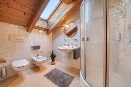 ein Badezimmer mit Toilette, Waschbecken und Dusche in der Unterkunft FaWa Apartments "minimal" in Bruneck