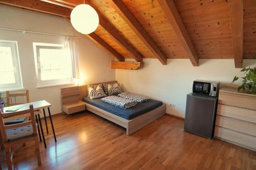 ein Schlafzimmer mit einem Bett in einem Zimmer mit Holzdecken in der Unterkunft FaWa Apartments "minimal" in Bruneck