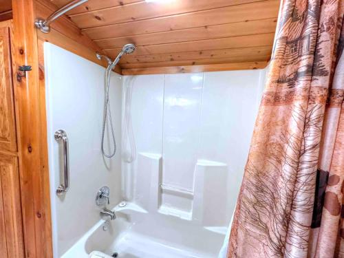 Un baño de Ferngully Creek Cabins