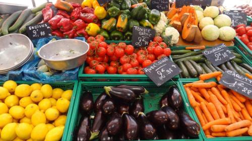 une exposition de fruits et légumes sur un marché dans l'établissement Republique of Paris, à Paris