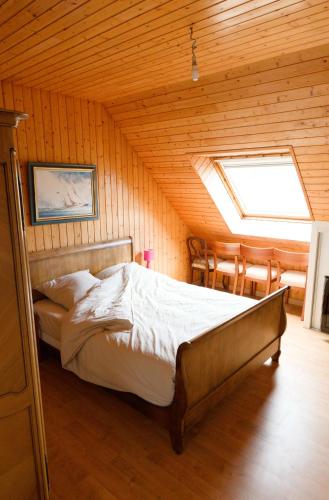 une chambre avec un lit dans une pièce en bois dans l'établissement La Galiote, à Concarneau