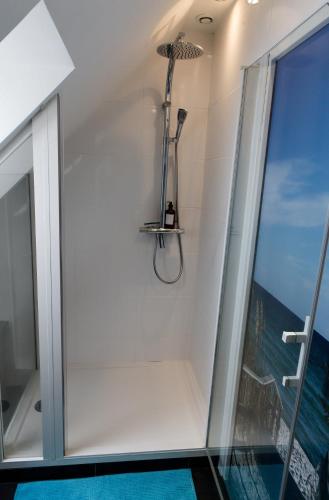 La salle de bains est pourvue d'une douche et d'une fenêtre. dans l'établissement La Galiote, à Concarneau