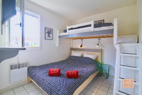 ラ・セーヌ・シュル・メールにあるEscapade cornicheのベッドルーム1室(ベッド1台、二段ベッド1組付)