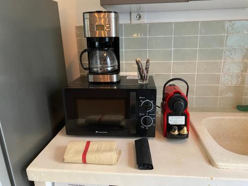 Elle comprend une cafetière et un four micro-ondes. dans l'établissement Terrasses du Port 5 mn, T2 moderne tout équipé 5 couchages, à Marseille