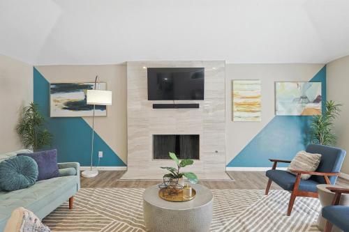 Best of Allen at Fountain Park - 5BD-2BA with Poolにあるテレビまたはエンターテインメントセンター