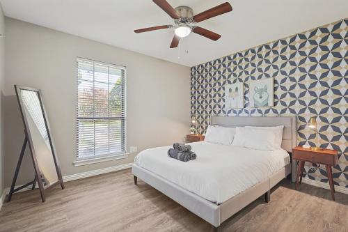 Best of Allen at Fountain Park - 5BD-2BA with Poolにあるベッド