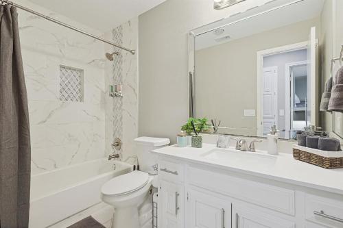 Best of Allen at Fountain Park - 5BD-2BA with Poolにあるバスルーム