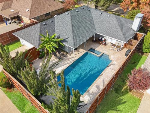 アレンにあるBest of Allen at Fountain Park - 5BD-2BA with Poolのスイミングプール付きの家屋の上面の景色
