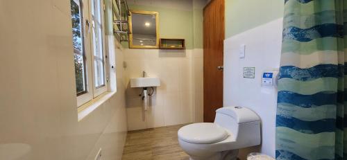 Ένα μπάνιο στο Eco Paria Lodge