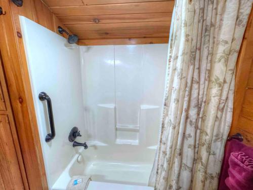 Un baño de Ferngully Creek Cabins
