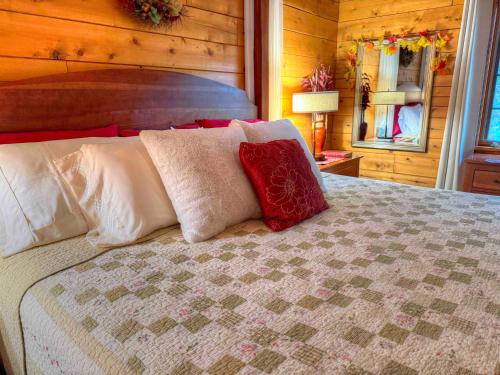 Una cama o camas en una habitación de Ferngully Creek Cabins