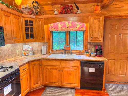 Una cocina o cocineta en Ferngully Creek Cabins