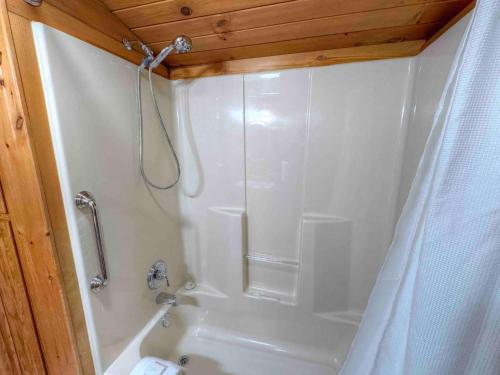 Un baño de Ferngully Creek Cabins