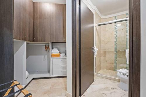 Un baño con ducha a ras de suelo y un inodoro. en PC301 - Pool View - Perfect for a couple - Close to Palm Beach - 1BR, en Palm-Eagle Beach