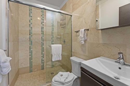 Un baño con ducha, inodoro y lavabo. en PC412 - Pool View - 1BR Perfect for a couple or Family - Close to Palm Beach - 1BR, en Palm-Eagle Beach