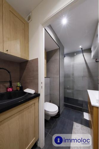 une salle de bain avec toilettes, lavabo et douche dans l'établissement Studio Auron 300 meters from the cable car, à Auron