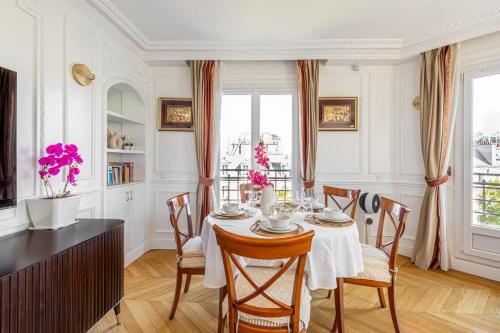 une salle à manger avec une table et des chaises dans l'établissement GuestReady - Charming Stay near Museum of Illusion, à Paris