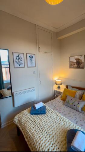 Postel nebo postele na pokoji v ubytování Cozy flat in the heart of Perth