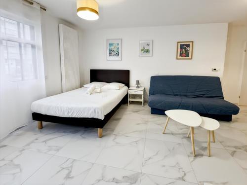 une chambre avec un lit, une table et un canapé dans l'établissement Pré Verson 12 - Studio pour 4 à Disneyland Paris, à Chessy