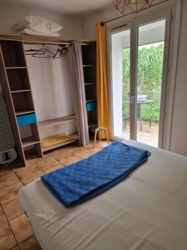 Cette chambre comprend un lit et une porte coulissante en verre. dans l'établissement Gite l'Embellido, à Mouriès