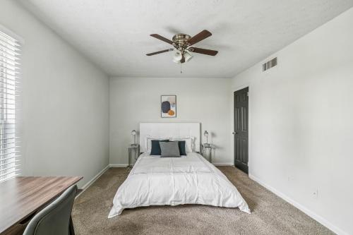 ein Schlafzimmer mit Bett und Deckenventilator in der Unterkunft Halsten at Vinings 309 spacious 1 Bed 1 Bath in Atlanta