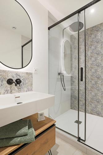 une salle de bain avec un lavabo et une douche dans l'établissement Le Temps d'une Pause, à Oullins