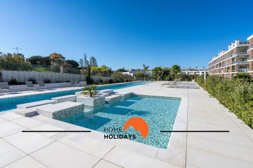 ein Swimmingpool in einem Ferienresort mit der Aufschrift "Home Houston" in der Unterkunft #264 Green Apartments C04 by Home Holidays in Vale de Pedras