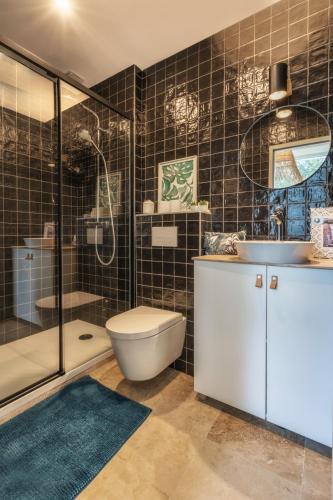 une salle de bain avec toilettes, lavabo et douche dans l'établissement Cottage Petit Piladi, à Lacanau