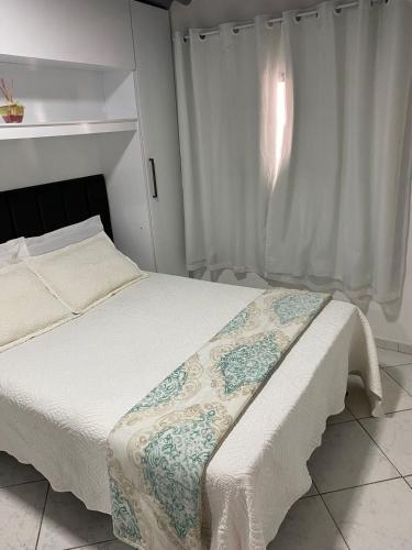 una camera da letto con un letto e una finestra di Host dos Anjos II ad Arraial do Cabo