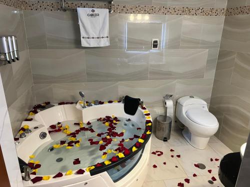 Salle de bains dans l'établissement Caruzo Hotel and suites