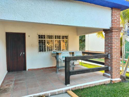 a patio with a table and a fence in front of a house at Club Campestre El Eden in Yautepec de Zaragoza