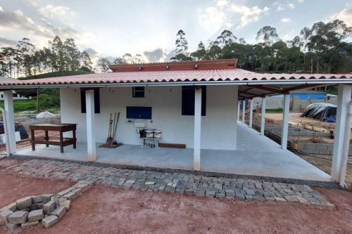 una casa en construcción con techo en Casinha da porteira, en Divino de São Lourenço