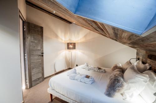 Ένα ή περισσότερα κρεβάτια σε δωμάτιο στο 4009 loft penthouse Prince des Cimes Arc 1950