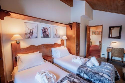 Ένα ή περισσότερα κρεβάτια σε δωμάτιο στο 4009 loft penthouse Prince des Cimes Arc 1950