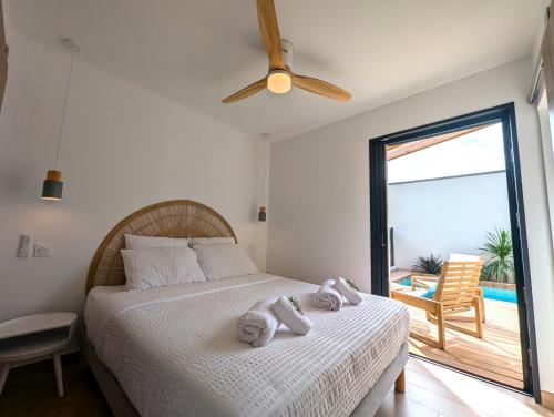 a bedroom with a bed with towels on it at DAYA LODGE. in LʼIsle-sur-la-Sorgue