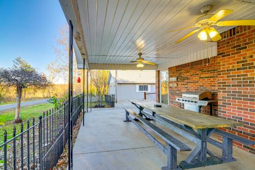 Fotografie z fotogalerie ubytování 2 Mi to Lake Cumberland Access Home with Grill v destinaci Jamestown
