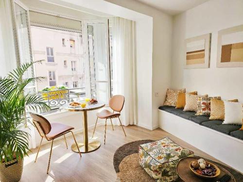 un salon avec un canapé et une table dans l'établissement Apt lumileux with sunshine, à Paris