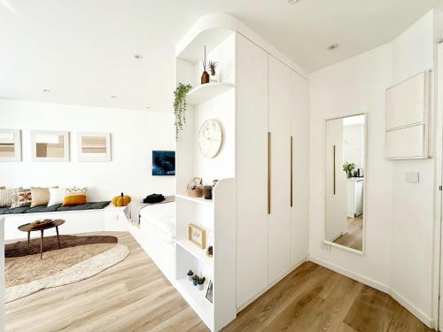 un salon blanc avec des murs blancs et du parquet dans l'établissement Apt lumileux with sunshine, à Paris