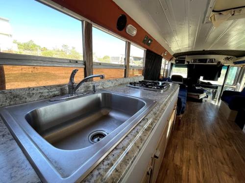 Dapur atau dapur kecil di The Baja Station - The Big Red Schoolbus